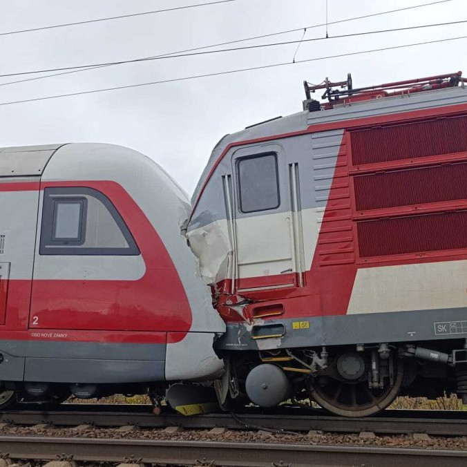 Na snímke zrazené vlaky.