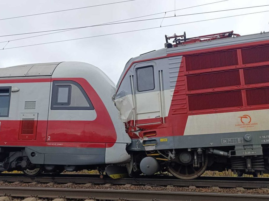 Na snímke zrazené vlaky.