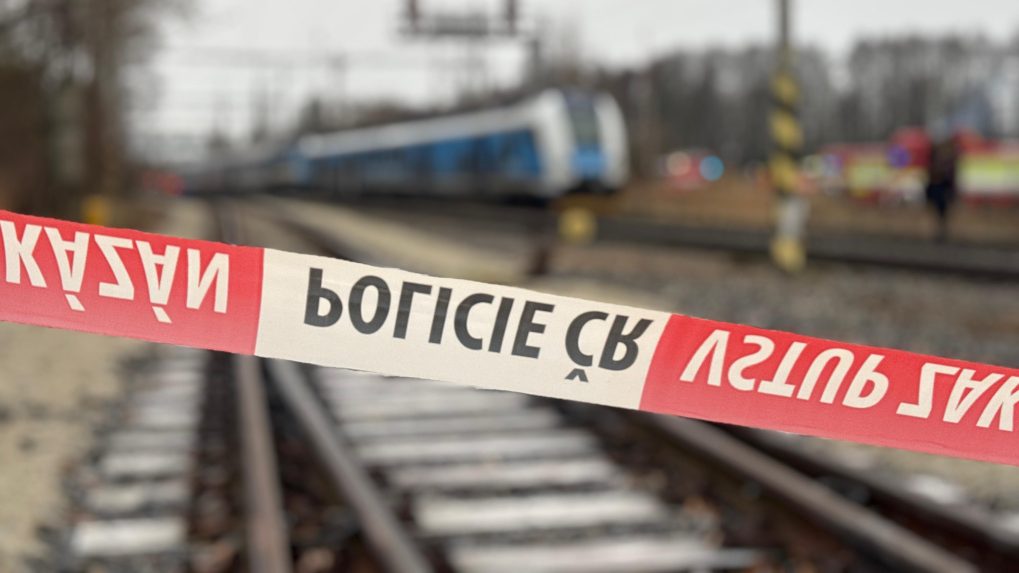 Policajná páska na mieste nehody vlakov v Juhočeskom kraji.