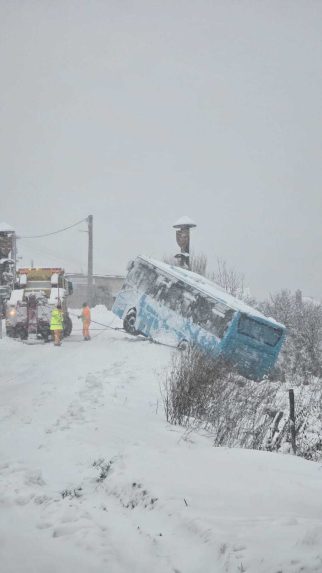 Počasie si vyžiadalo viacero dopravných nehôd. Prevrátený autobus na Orave.