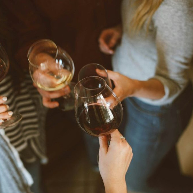 Na ilustračnej snímke ženy držia v ruke poháre s alkoholom.