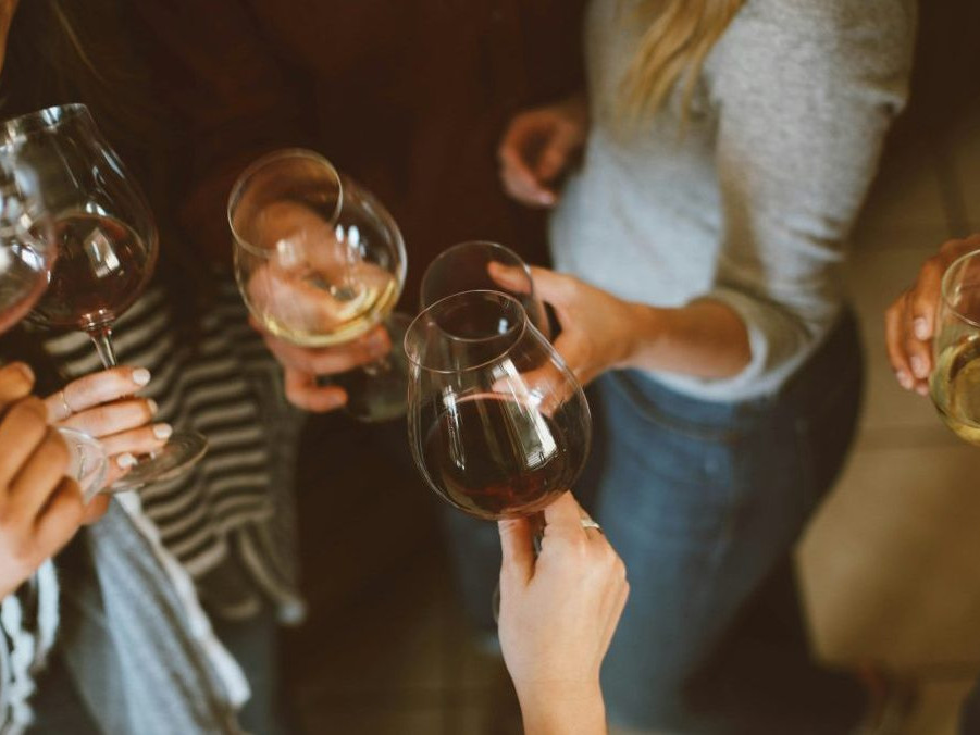 Na ilustračnej snímke ženy držia v ruke poháre s alkoholom.