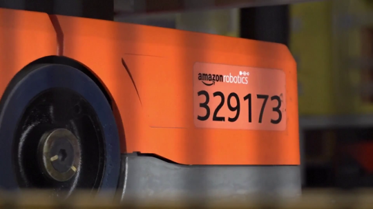 Roboty poháňané AI v sklade spoločnosti Amazon,