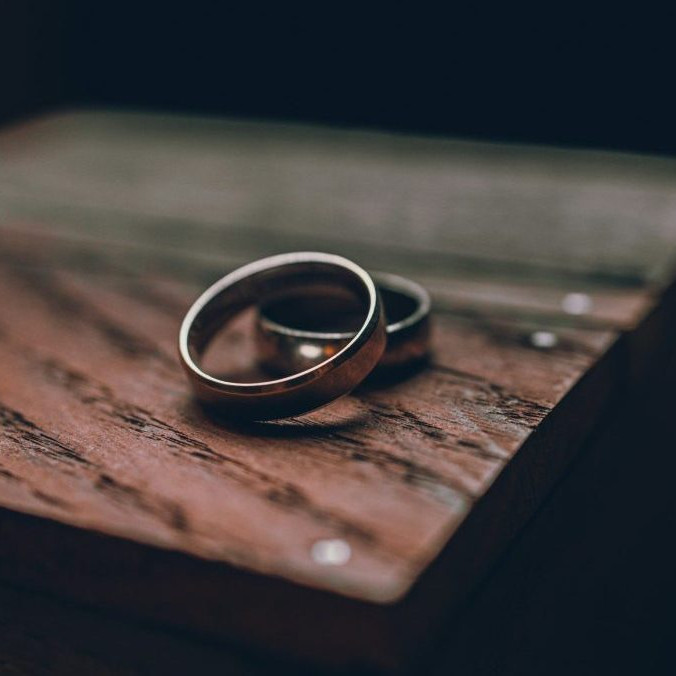Ilustračná snímka svadobných obrúčok.
