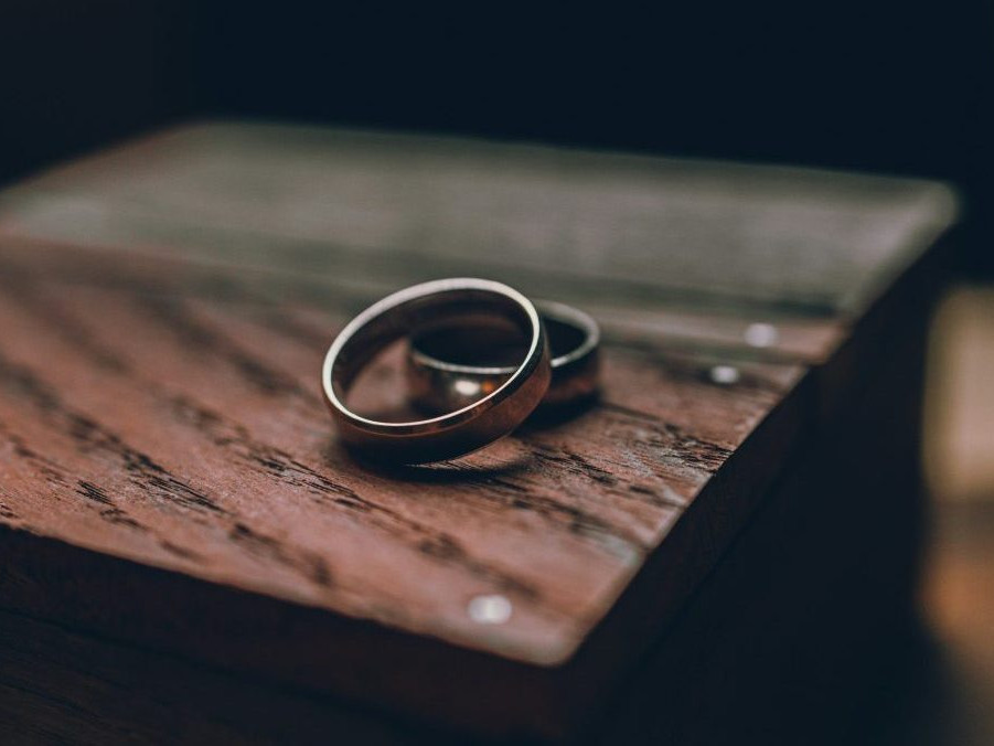 Ilustračná snímka svadobných obrúčok.