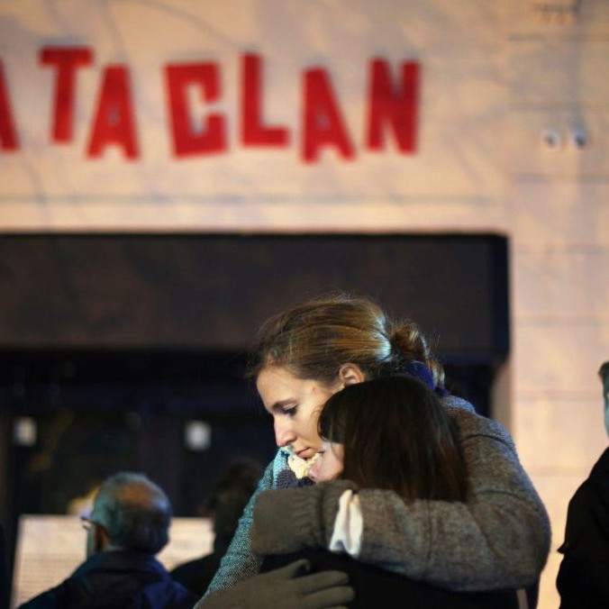 Na snímke ženy sa objímajú pred koncertnou sálou Bataclan v Paríži 13. novembra 2016.