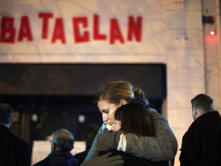 Na snímke ženy sa objímajú pred koncertnou sálou Bataclan v Paríži 13. novembra 2016.