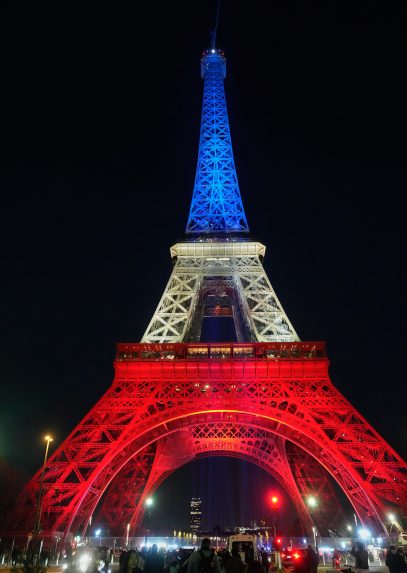 Na snÃƒÂ­mke Eiffelova veÃ…Â¾a je osvetlenÃƒÂ¡ farbami francÃƒÂºzskej Ã…Â¡tÃƒÂ¡tnej vlajky.