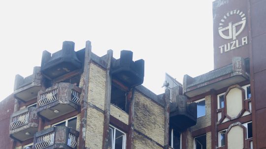 Poškodená tehlová budova po požiari.