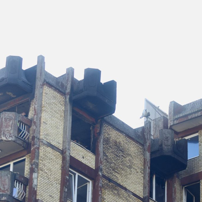 Poškodená tehlová budova po požiari.