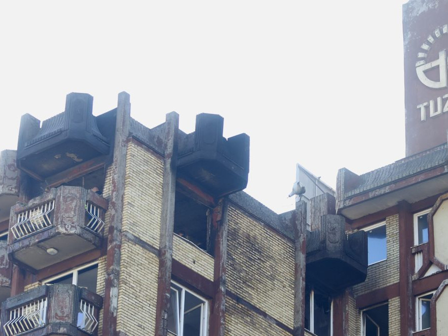 Poškodená tehlová budova po požiari.