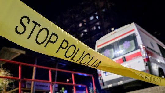 Na snímke je vyhorený domov dôchodcov v bosnianskej Tuzle.