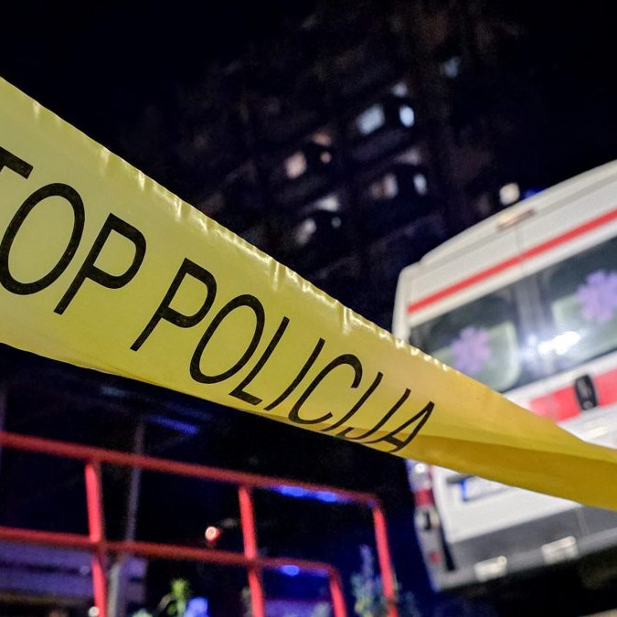 Na snímke je vyhorený domov dôchodcov v bosnianskej Tuzle.