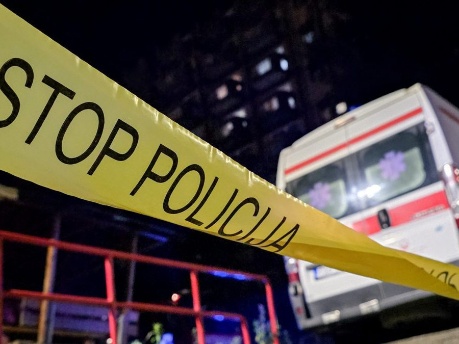 Na snímke je vyhorený domov dôchodcov v bosnianskej Tuzle.