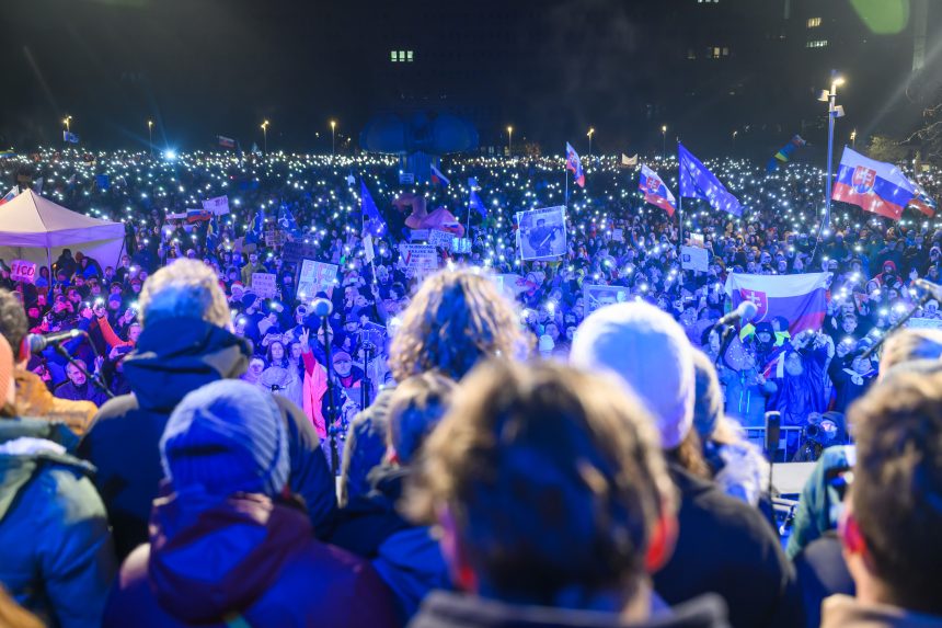 Na snímke ľudia na zhromaždení v Bratislave.