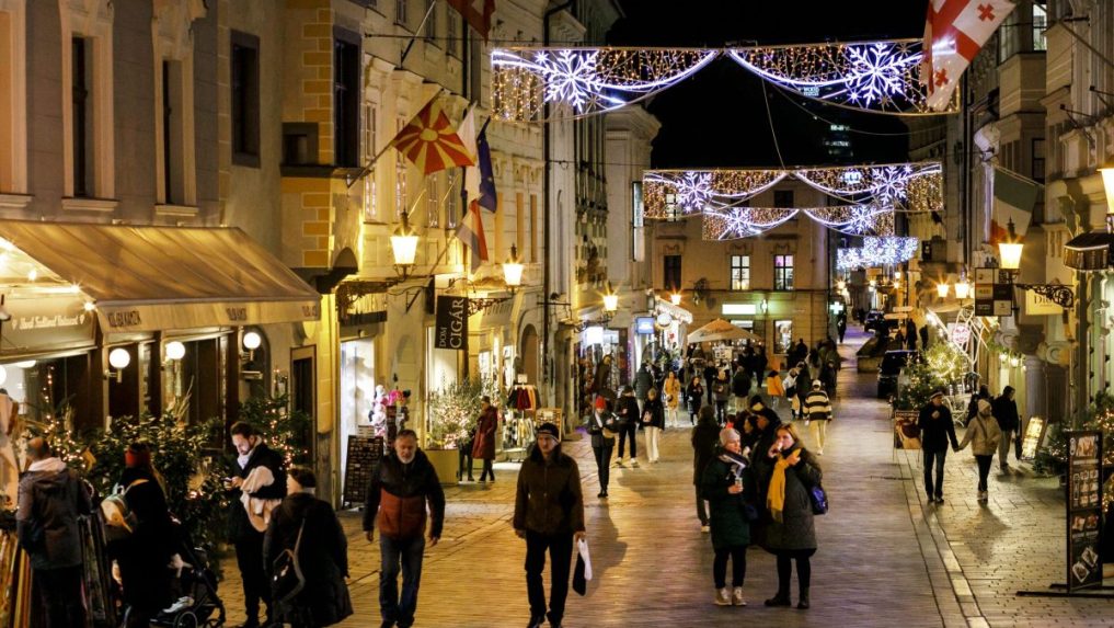 Na ilustračnej snímke ulica v Bratislave plná ľudí.