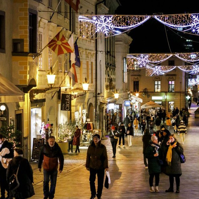 Na ilustračnej snímke ulica v Bratislave plná ľudí.