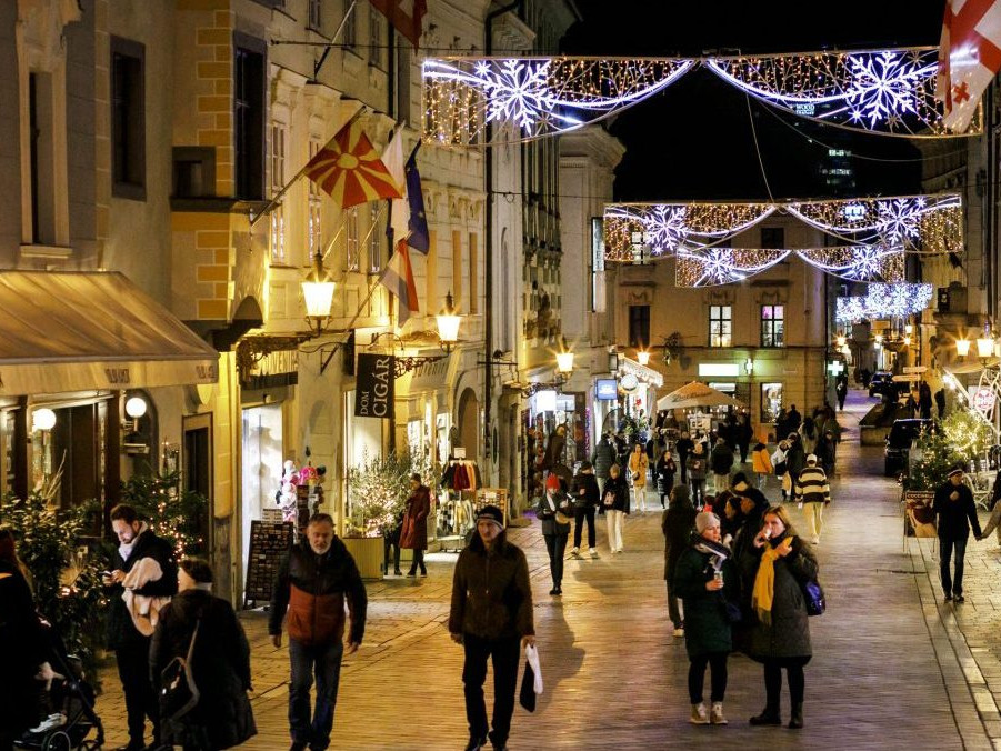 Na ilustračnej snímke ulica v Bratislave plná ľudí.