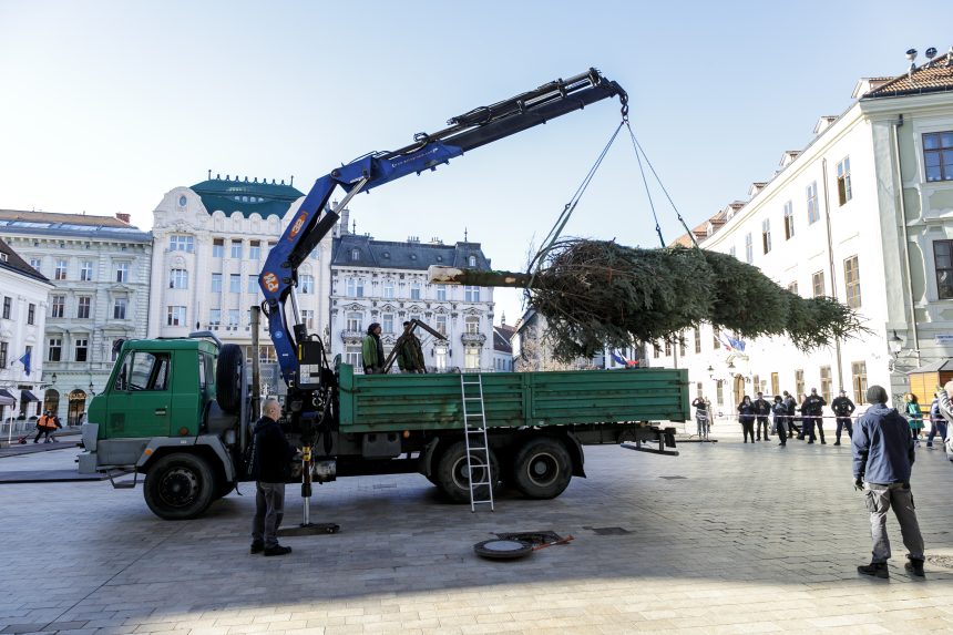 Na snÃƒÂ­mke pracovnÃƒÂ­ci mesta stavajÃƒÂº vianoÃ„ÂnÃƒÂ½ strom.