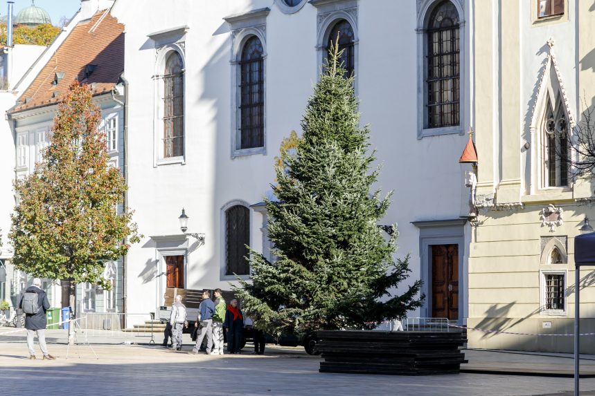 Na snÃƒÂ­mke pracovnÃƒÂ­ci mesta stavajÃƒÂº vianoÃ„ÂnÃƒÂ½ strom.