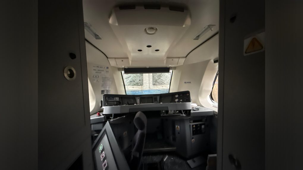 Kabína rušňa po nehode vlakov.