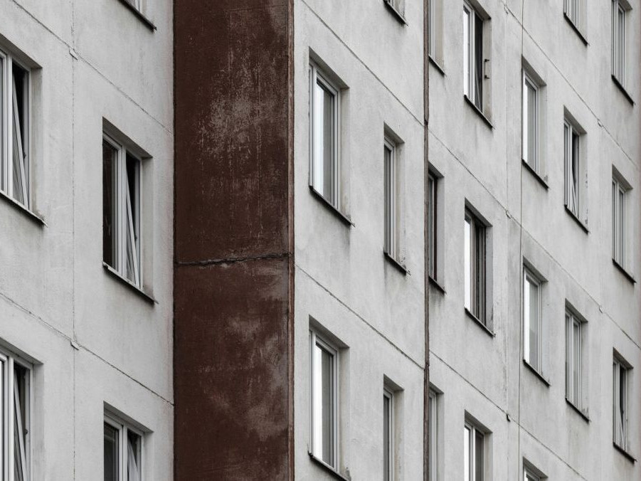 Na ilustračnej snímke panelák.