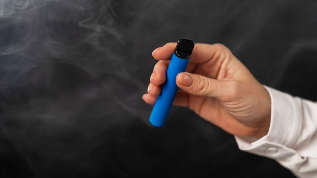 Jednorazová elektronická cigareta.