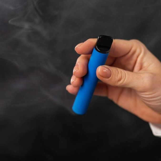 Jednorazová elektronická cigareta.