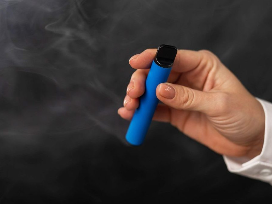 Jednorazová elektronická cigareta.