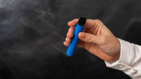 Jednorazová elektronická cigareta.