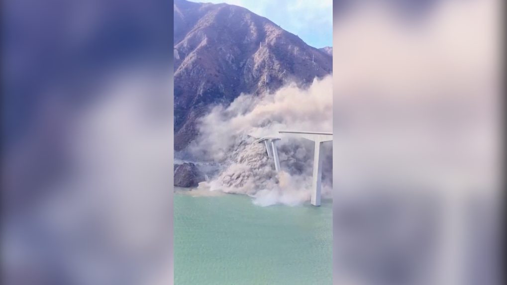 VIDEO: V Číne sa zrútila časť novovybudovaného mosta, zábery ukazujú monumentálne dielo skazy