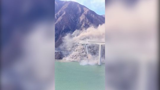 VIDEO: V Číne sa zrútila časť novovybudovaného mosta, zábery ukazujú monumentálne dielo skazy