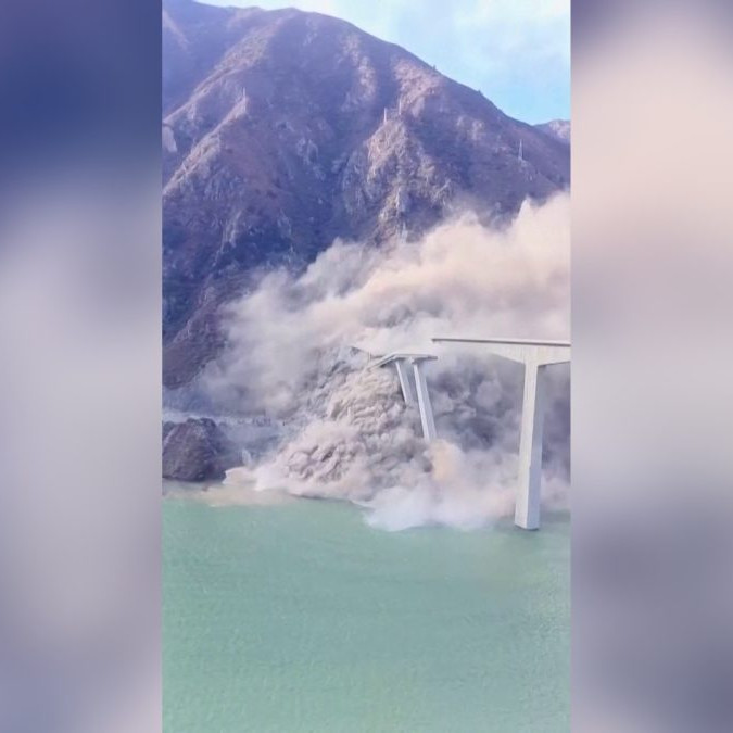 VIDEO: V Číne sa zrútila časť novovybudovaného mosta, zábery ukazujú monumentálne dielo skazy