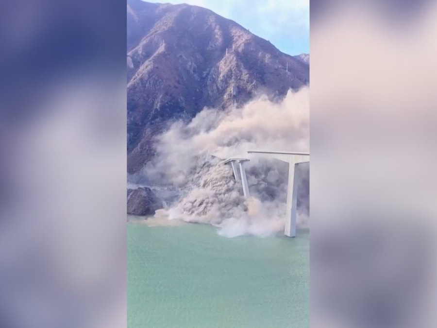 VIDEO: V Číne sa zrútila časť novovybudovaného mosta, zábery ukazujú monumentálne dielo skazy