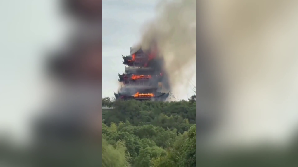 Požiar čínskeho chrámu.