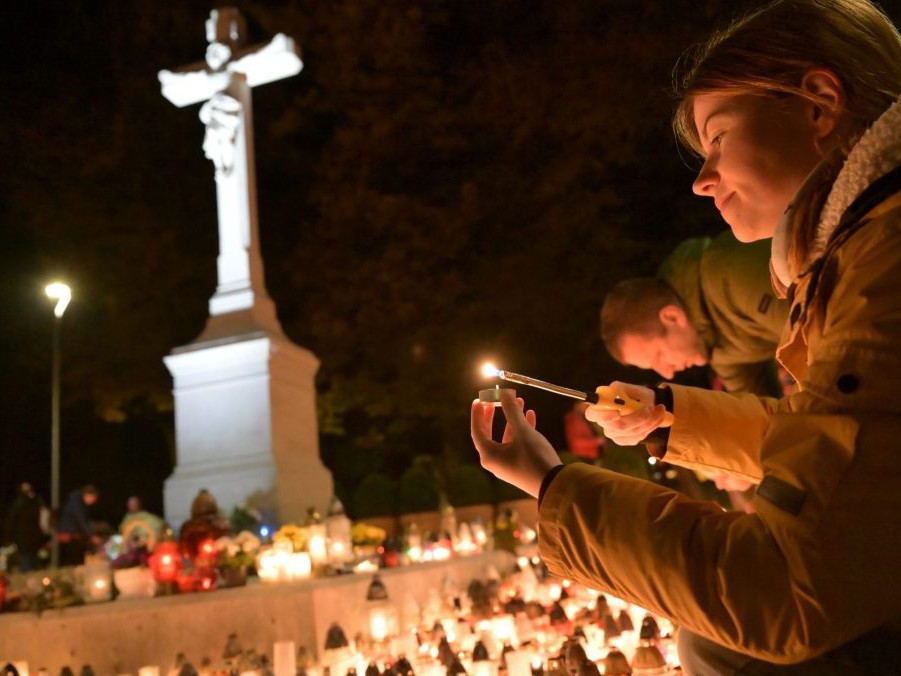 Ľudia na verejnom cintoríne v Košiciach.