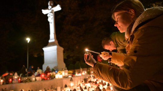 Ľudia na verejnom cintoríne v Košiciach.