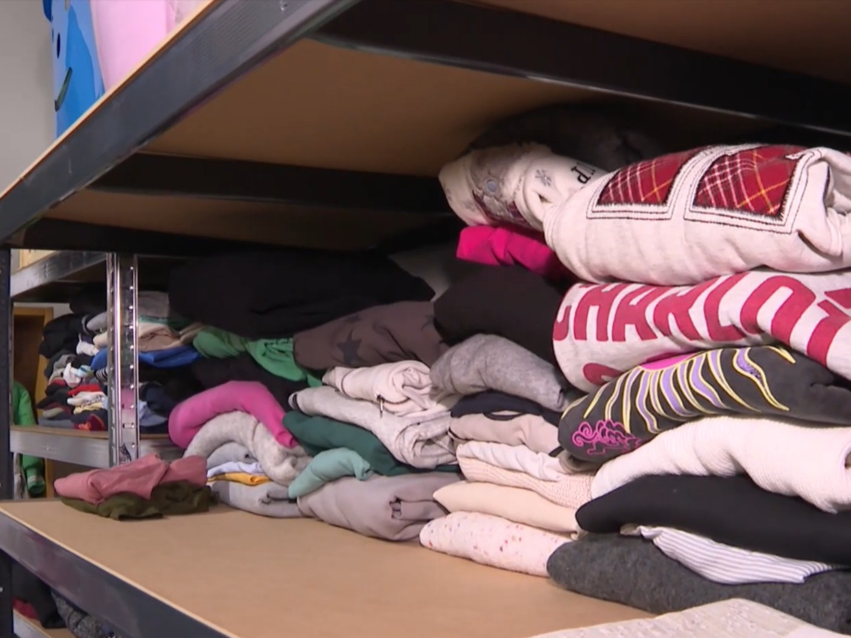 V komunitnom centre potrebujú najmä oblečenie pre dospelých, ktorí žijú na ulici.