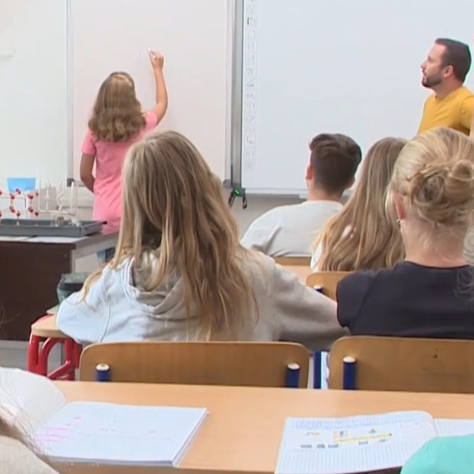 deti v škole sa hlásia