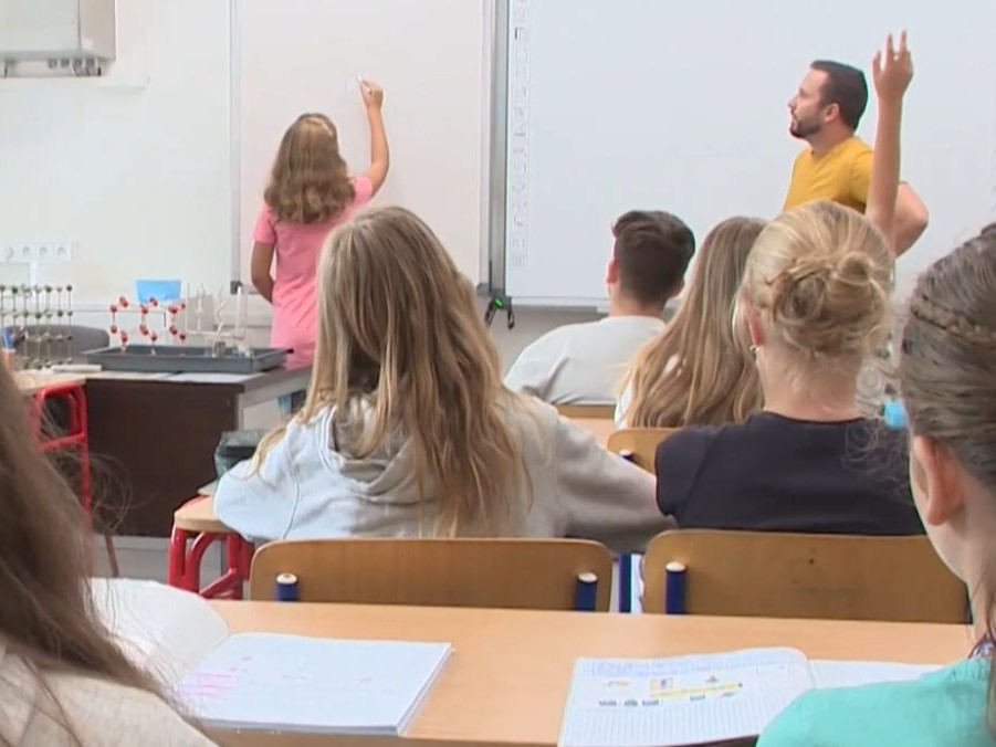 deti v škole sa hlásia