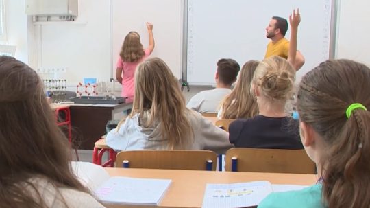 deti v škole sa hlásia