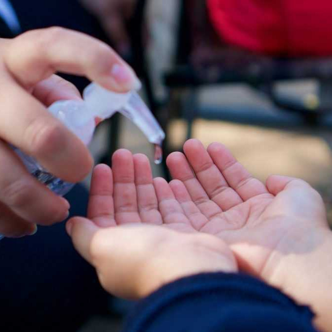 Na ilustračnej snímke dezinfekcia rúk.