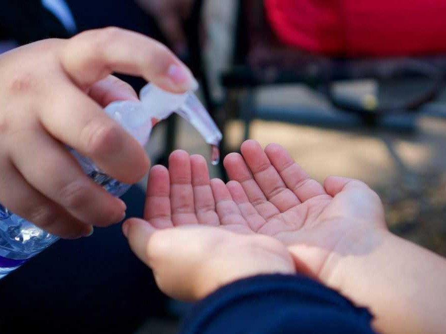 Na ilustračnej snímke dezinfekcia rúk.