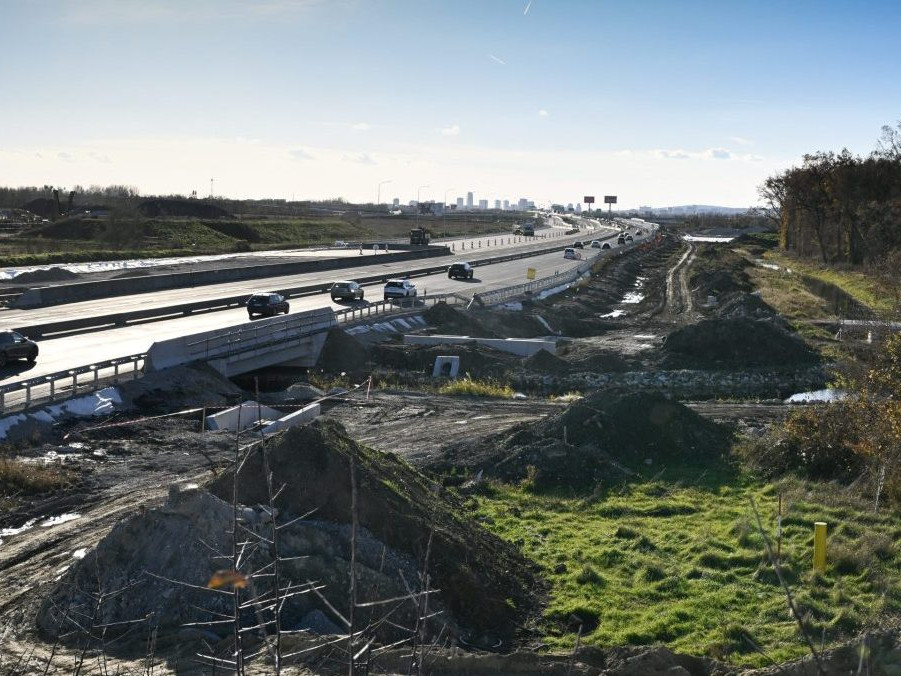 Na ilustračnej snímke diaľnica D1 pri Bratislave.