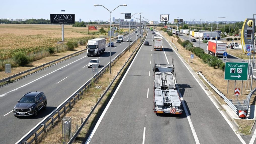 Na ilustračnej snímke autá na diaľnici.
