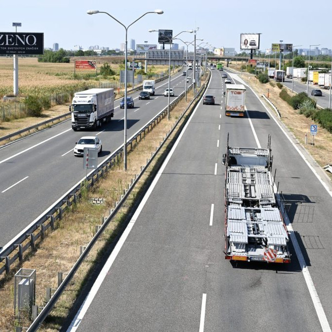 Na ilustračnej snímke autá na diaľnici.