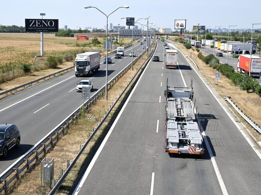 Na ilustračnej snímke autá na diaľnici.