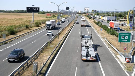 Na ilustračnej snímke autá na diaľnici.