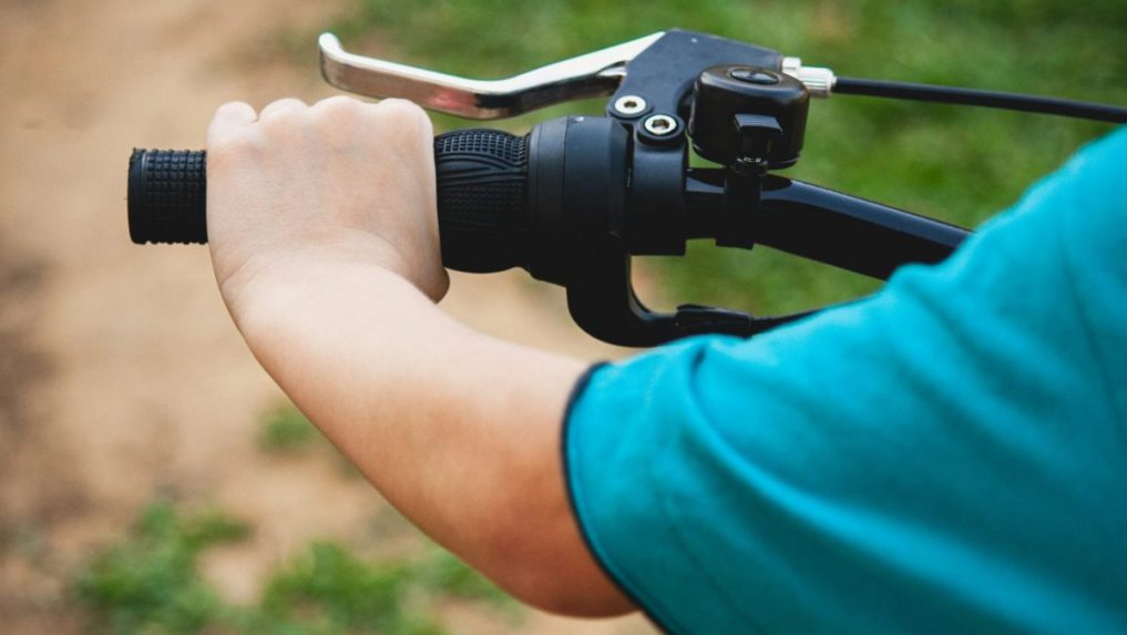 Na ilustračnej snímke dieťa na bicykli.