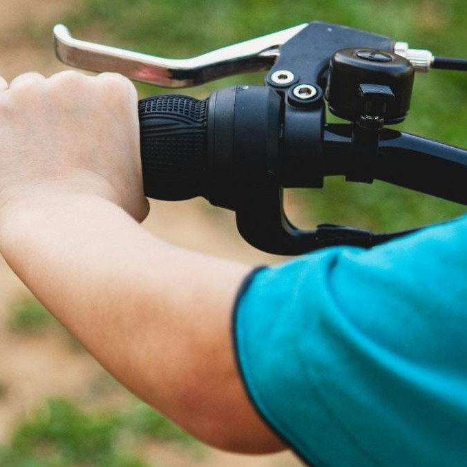 Na ilustračnej snímke dieťa na bicykli.